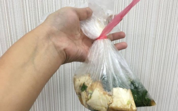 Mua chiếc túi với giá 100 nghìn, cô gái sững sờ khi thấy món đồ bên trong