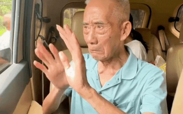 Cụ ông 93 tuổi vượt 800km thăm anh trai 98 tuổi, khóc nghẹn khi nghe câu nói này