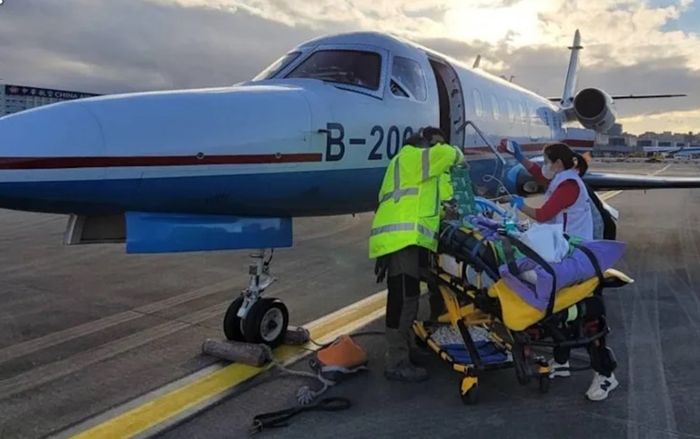 Vợ bị xuất huyết não đột ngột khi đi đang đi du lịch, người chồng chi hơn 2 tỷ đồng thuê chuyên cơ đưa về nước