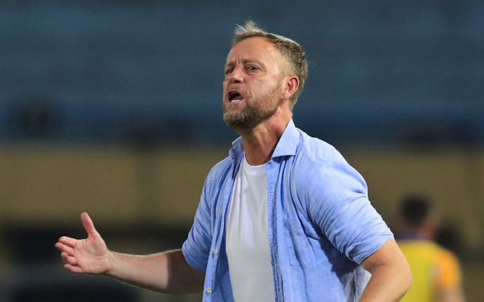 Ngày bất lực của HLV Polking