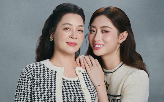 Lương Thuỳ Linh tung ảnh đặc biệt cùng mẹ, nhan sắc phúc hậu của đấng sinh thành thu hút sự chú ý
