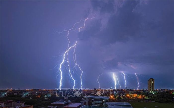 Cảnh báo khẩn: Hà Nội mưa dông, lốc sét cận kề