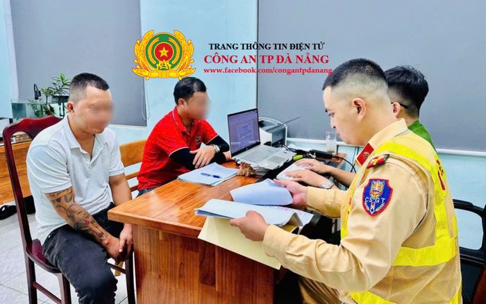 Nguyên nhân nam thanh niên ngồi bệt trên đường chặn đầu xe ô tô khách