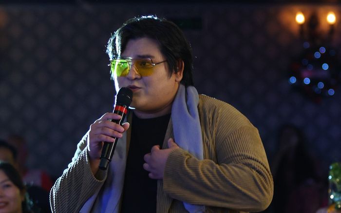 Nam ca sĩ Việt gặp biến cố ngưng thở khi đang ngủ, mất thính giác do lao lực