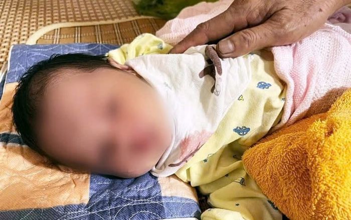 Bé gái sơ sinh bị bỏ rơi ở cổng chùa, xót xa khi đọc lá thư tay đặt bên cạnh