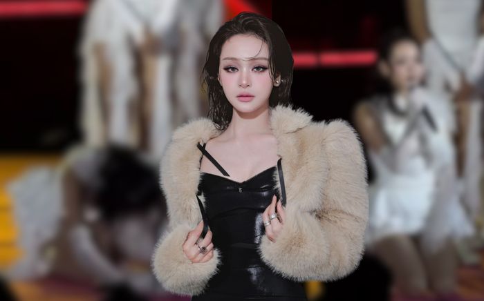 Hiền Hồ quỳ gối, cúi đầu xin lỗi khán giả trên sân khấu