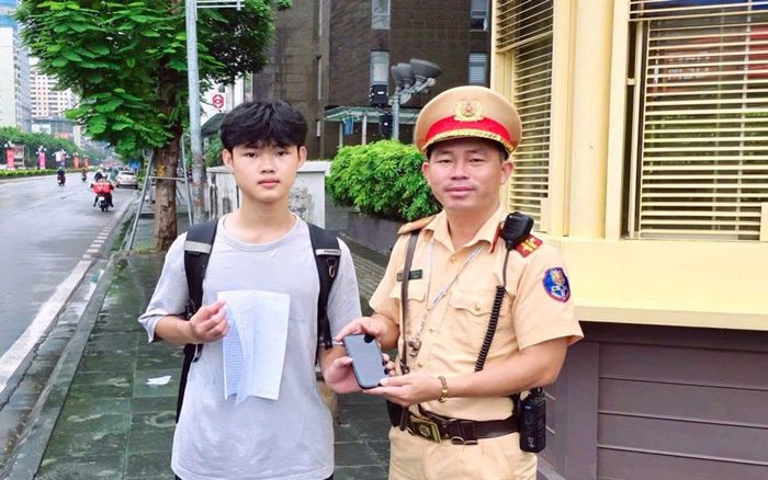 Nam sinh cấp 3 đánh rơi iPhone15 và cái kết đầy ngọt ngào