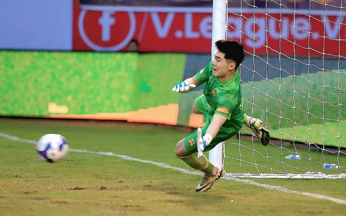 Thủ môn Trần Trung Kiên chơi xuất thần, HAGL vẫn bại trận