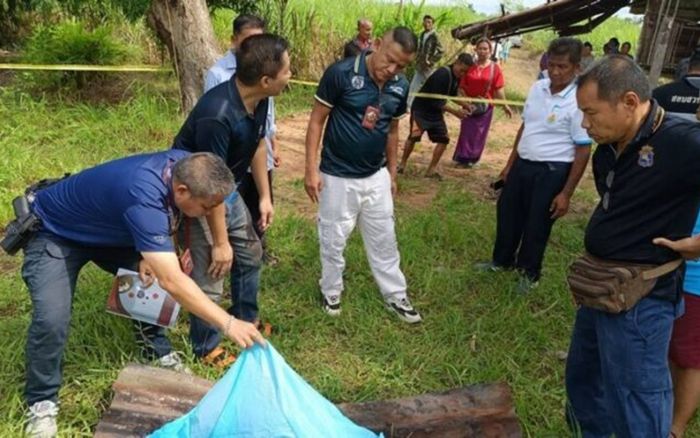 Ngửi thấy mùi khét khi đi chặt mía, người dân ngã quỵ trước cảnh tượng trong lò than