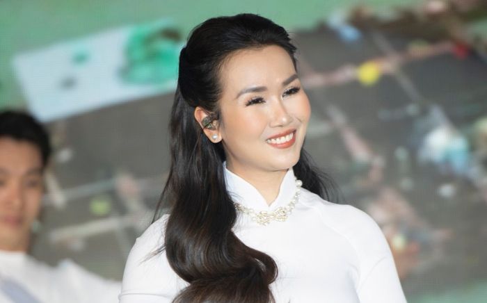 Choáng với món quà của Võ Hạ Trâm dành cho bà con vùng cao