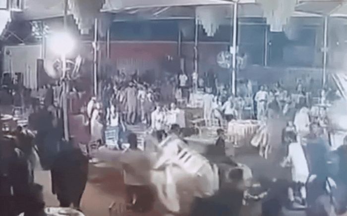 Họ hàng cô dâu, chú rể lao vào 'hỗn chiến' ngay trong đám cưới vì lí do không ngờ