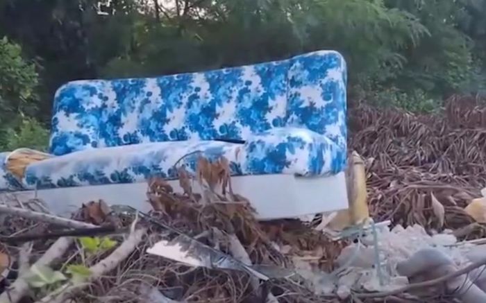 Đi bắt cá thì phát hiện túi nilon lạ tại bãi rác, người đàn ông 'rụng rời tay chân' khi mở ra xem