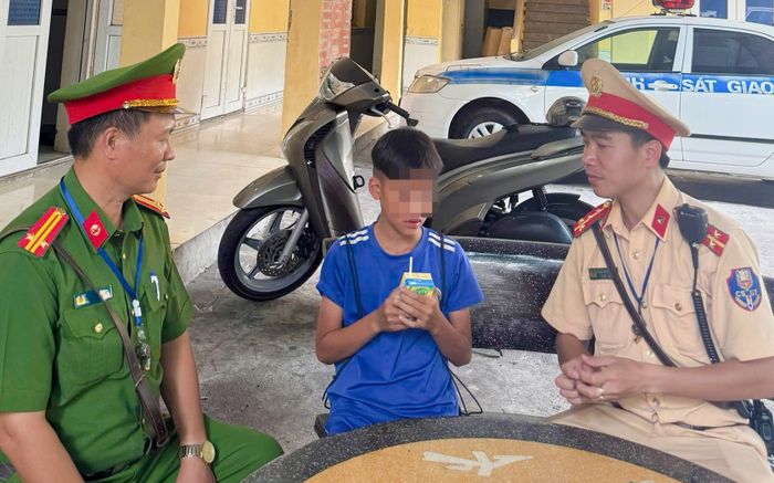 Bé trai vẫy tay cầu cứu trên đường, Công an phát hiện và hỏi thăm liền tỏ chuyện phía sau