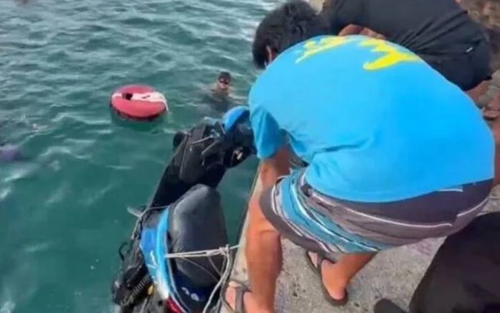 Du khách lái xe máy rơi xuống biển, người dân xung quanh hoảng hốt