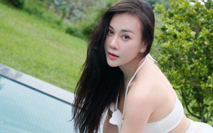 Phương Oanh gây sốt với loạt ảnh diện đồ tắm xuyên thấu khoe vẻ đẹp căng tràn