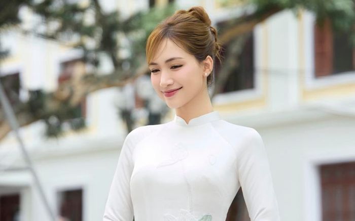 Hòa Minzy nói gì sau khi xem phim Mưa Đỏ?