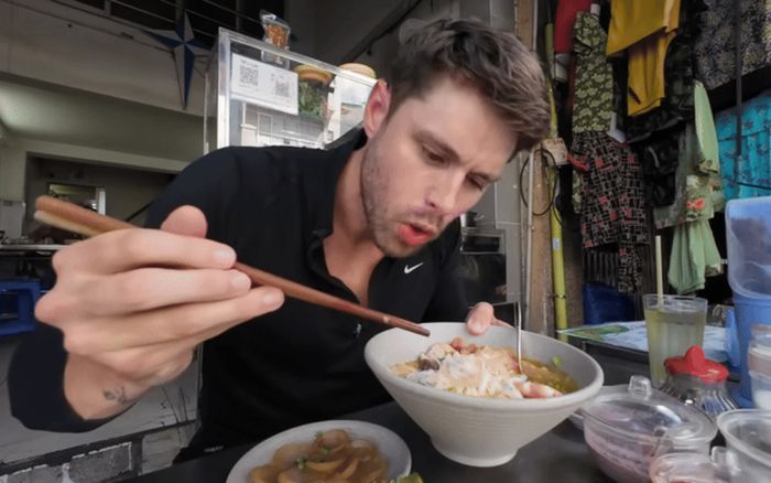 Món bún lạ khiến khách Tây mê mẩn, vừa ăn vừa xuýt xoa khen ngon