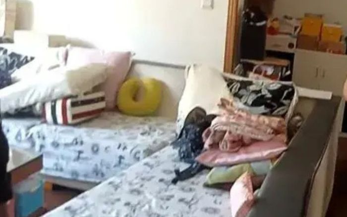 Đi du lịch về, vợ chồng hoảng hốt khi bước vào phòng khách