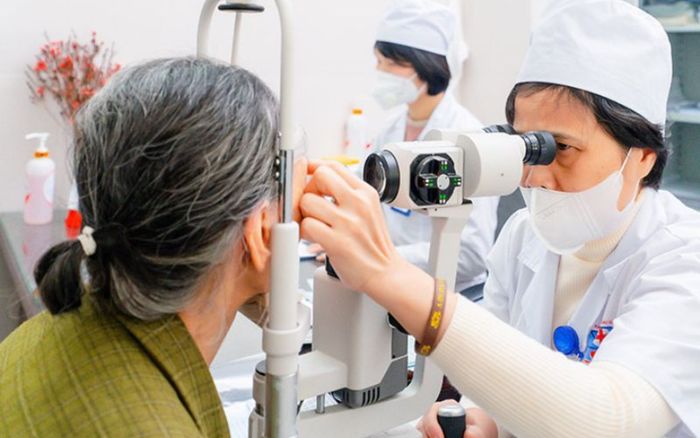 Đi khám mắt, người phụ nữ tá hỏa khi phát hiện 6 'sinh vật sống bám trên lông mi