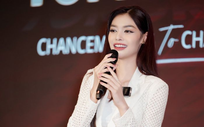 Á hậu Kiều Loan gây tranh cãi