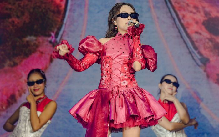 Thái độ gây chú ý của Phương Mỹ Chi khi thấy khán giả đợi ở cánh gà