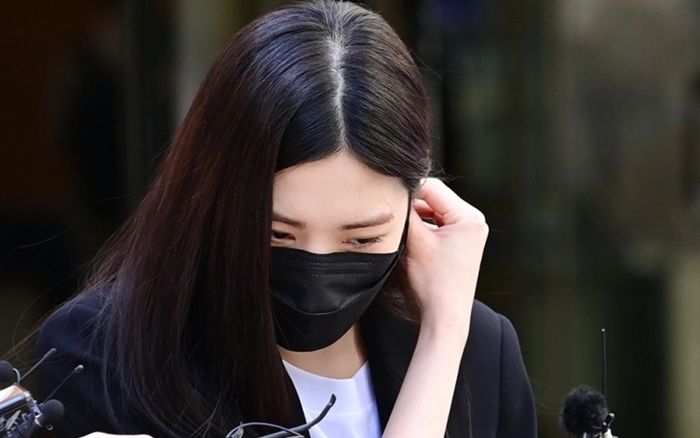 Nữ ca sĩ lộ diện sau 4 năm ở ẩn, bật khóc xin lỗi vì vụ việc lái xe khi say gây tai nạn