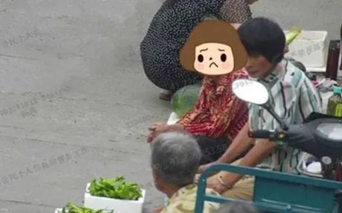 Không thấy bà cụ dọn hàng bán rau như mọi ngày, cảnh sát tìm đến nhà và phát hiện sự thật