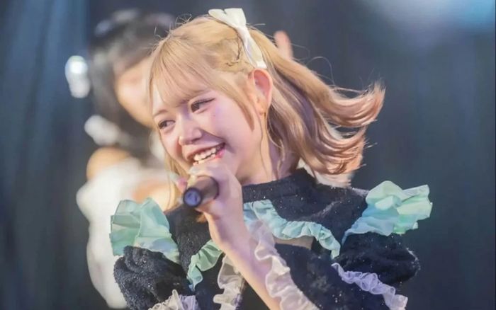 Nữ ca sĩ bị phát hiện từng đóng phim người lớn, lập tức rời khỏi showbiz