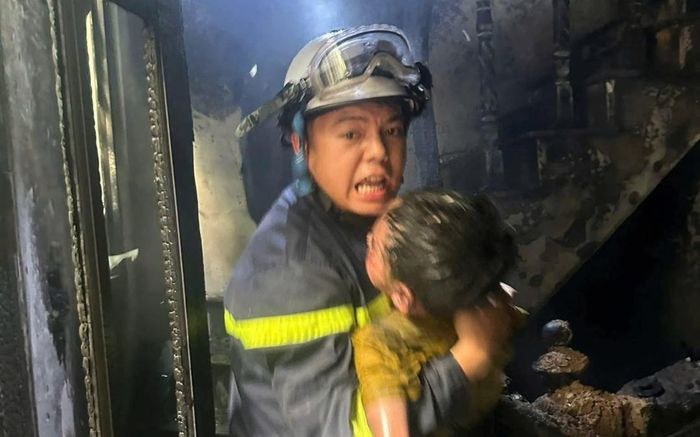 Hình ảnh chiến sĩ PCCC lao vào biển khói cứu người mắc kẹt trong đám cháy gây xúc động mạnh