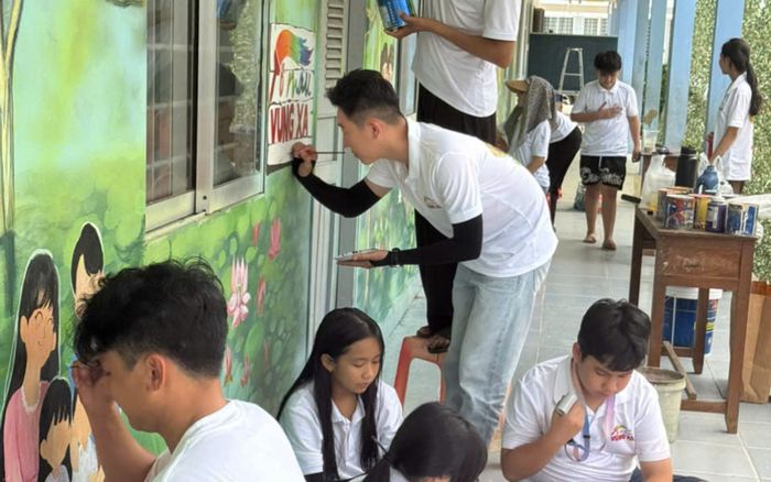 Nhiều nghệ sĩ đồng hành cùng 'Tô màu vùng xa' vẽ tiếp ước mơ cho học sinh khó khăn