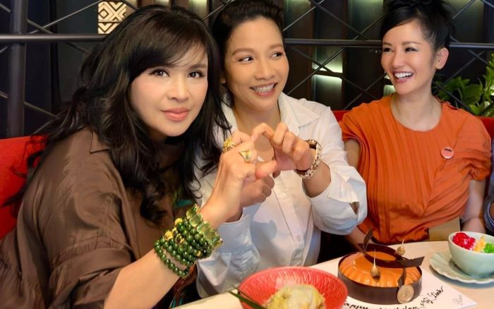 Bức ảnh hé lộ mối quan hệ hiện tại của bộ ba diva Hồng Nhung, Thanh Lam và Mỹ Linh