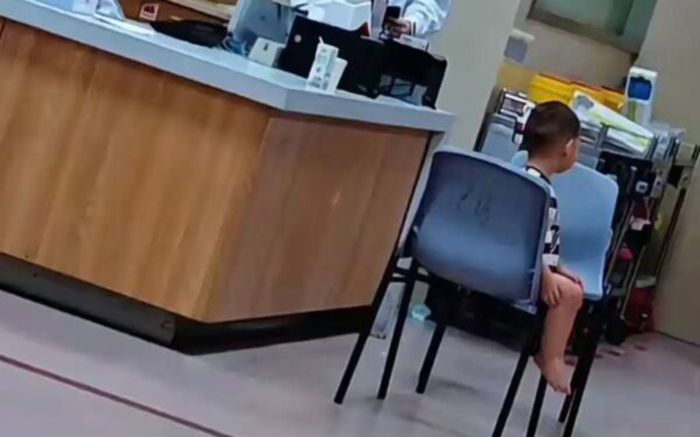 Đau lòng bé trai 2 tuổi một mình bên cạnh người mẹ qua đời nhiều ngày