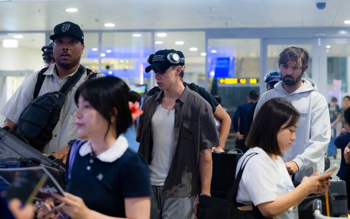 The Kid LAROI đến Việt Nam trong đêm, dân mạng rần rần 'anh qua sớm đi du lịch à'