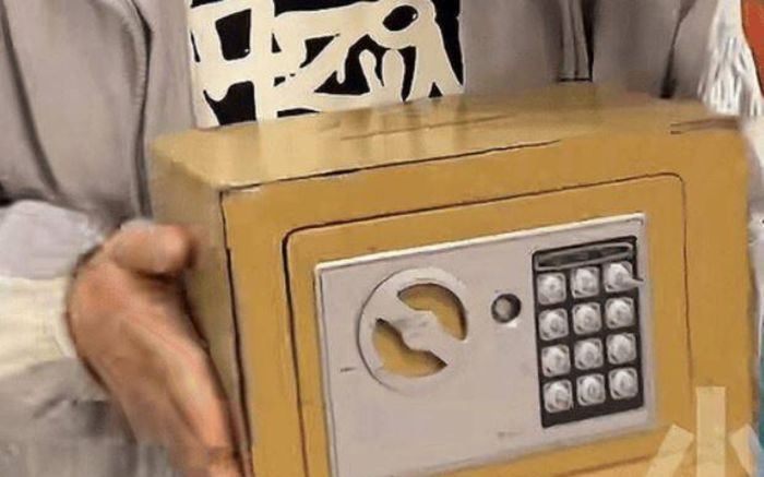 Bé gái 9 tuổi đập vỡ két sắt hàng xóm để trộm tiền, lặng người khi nghe động cơ phía sau