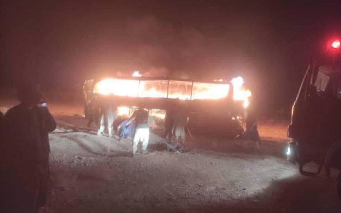 Xe buýt bốc cháy dữ dội sau va chạm khiến 78 người thiệt mạng