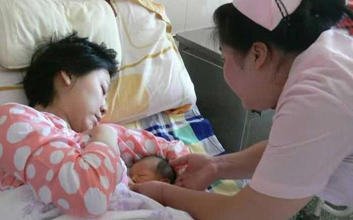 Vợ 19 tuổi sinh đứa con thứ 5, người chồng khiến bác sĩ phải thốt lên 1 câu