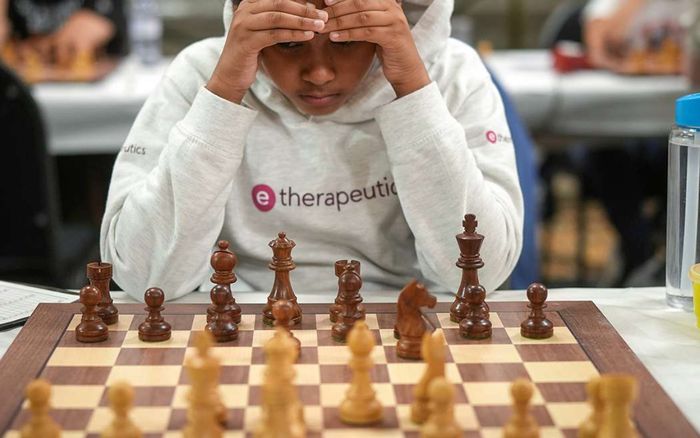 Bé gái 10 tuổi hạ gục kiện tướng 60 tuổi, lập kỷ lục thế giới cờ vua