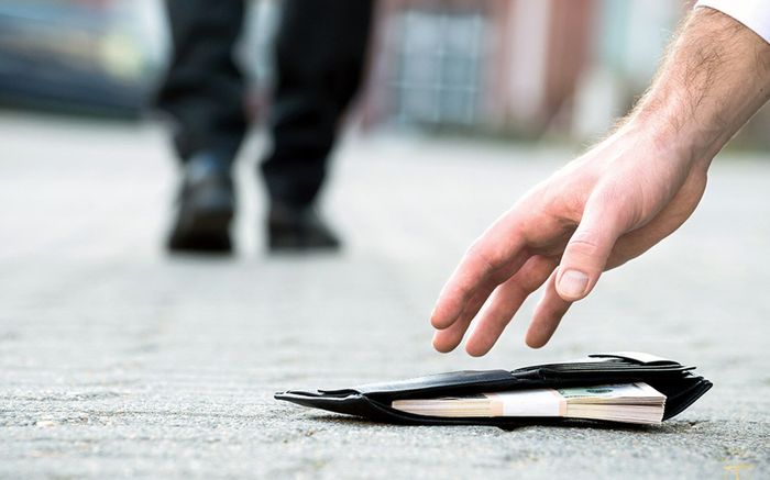 Nhặt được balo rồi tiêu hết tiền mặt bên trong, nam thanh niên gặp rắc rối không lường trước