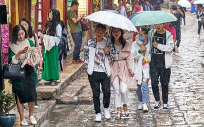 Trú mưa ở cửa hàng xổ số, người phụ nữ bỗng 'đổi đời'