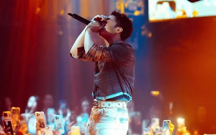 Nam nghệ sĩ Việt bị cộng đồng mạng chung sức 'tẩy chay', nhiều chương trình đồng loạt hủy show