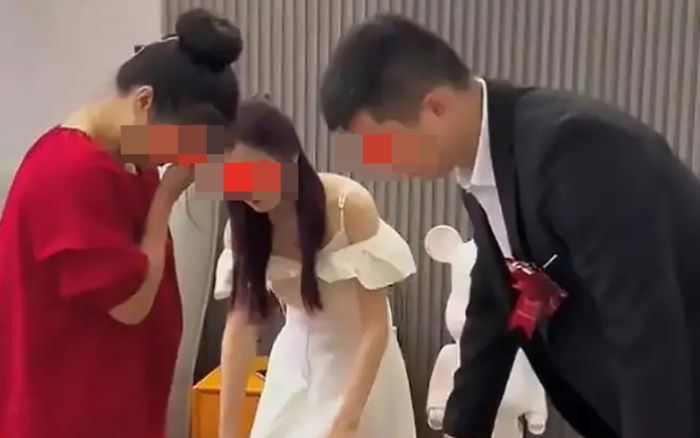 Cô dâu quỳ lạy cắt đứt quan hệ với mẹ ruột tại đám cưới, lý do khiến nhiều người phẫn nộ