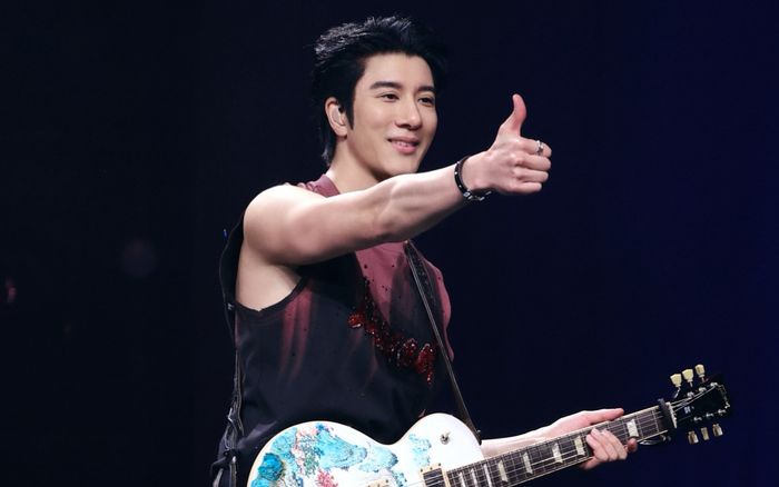 Nam ca sĩ 49 tuổi gây sốc vì nhan sắc trẻ đến khó tin, vóc dáng chẳng kém cạnh nam vương