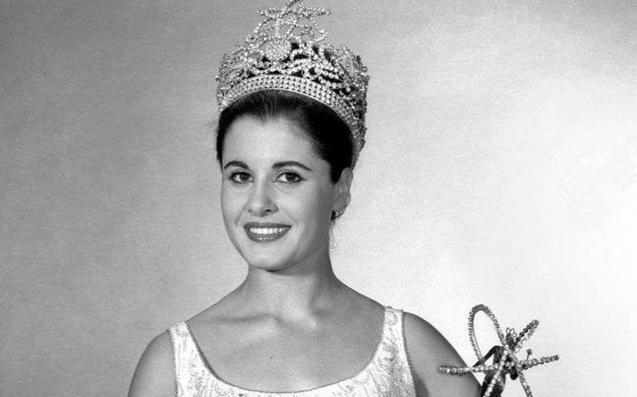 Một Hoa hậu Hoàn vũ đột ngột qua đời