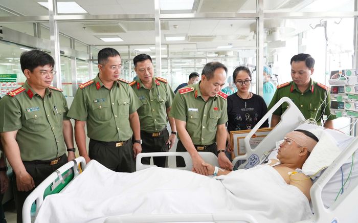 Vụ 2 quái xế 'thông chốt' tông một Đại uý chấn thương nặng: Vợ Đại uý cảnh báo