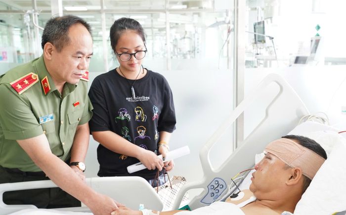 Giám đốc Công an TP Hà Nội thăm hỏi, động viên chiến sĩ Cảnh sát bị thương khi làm nhiệm vụ A80