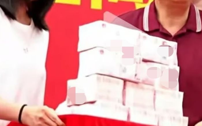 Trường học gây tranh cãi khi thưởng hơn 3 tỷ đồng tiền mặt cho học sinh đậu Đại học