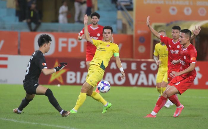 Tiến Linh mờ nhạt, HLV Lê Huỳnh Đức nhận 'trái đắng' đầu tiên