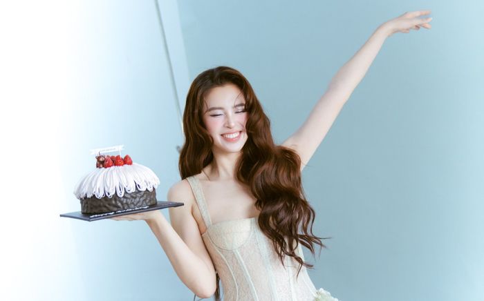 Hoa hậu Tiểu Vy gây sốt với bộ ảnh mừng sinh nhật đầy cuốn hút