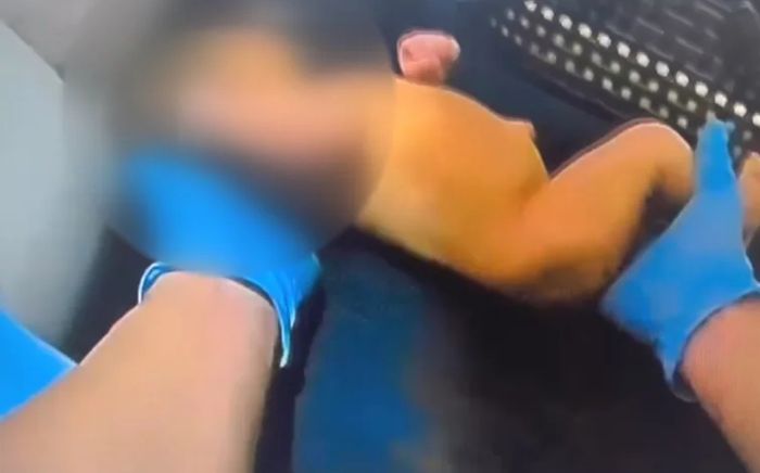 Nghe tiếng khóc phát ra từ căn hộ cho thuê, chủ nhà sững sờ sau khi mở cửa vào kiểm tra