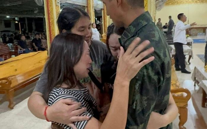 Trở về nhà sau khi đi lính, người con trai gục ngã ôm quan tài của mẹ